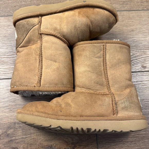 UGG Girls Short Chestnut Brown Pull-On Boots, Size 2, Fair Condition, Winter - Picture 7 of 12